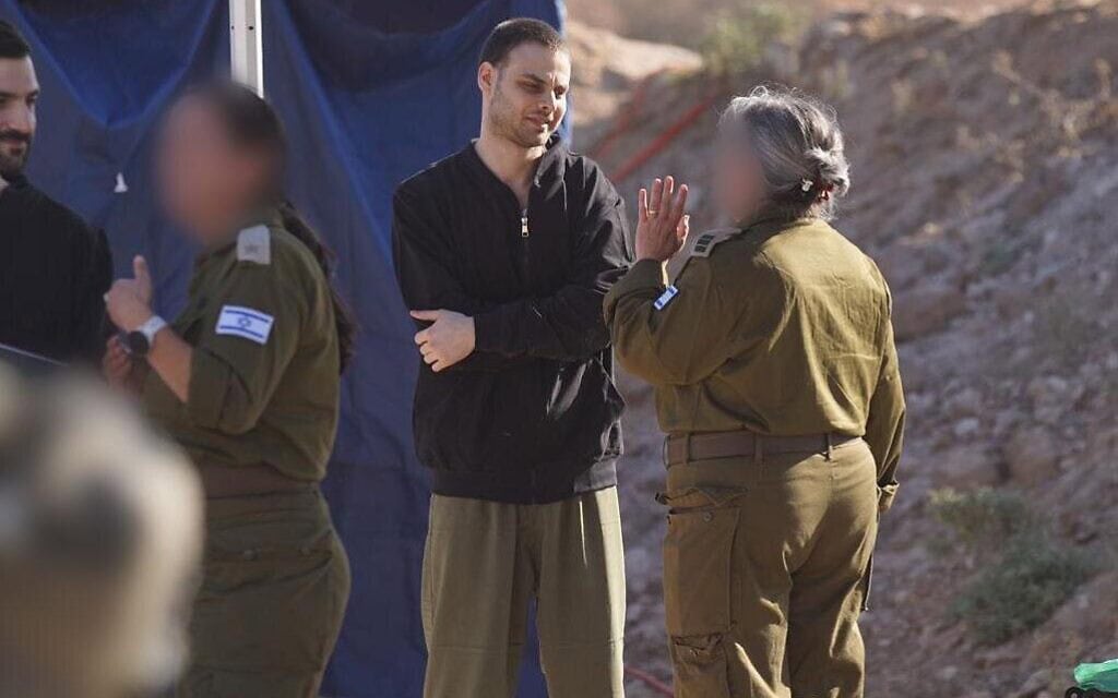 תיעוד: אלון אהל עומד על רגליו בשטח הארץ, 13 באוקטובר 2025 תיעוד: אלון אהל עומד על רגליו בשטח הארץ, 13 באוקטובר 2025