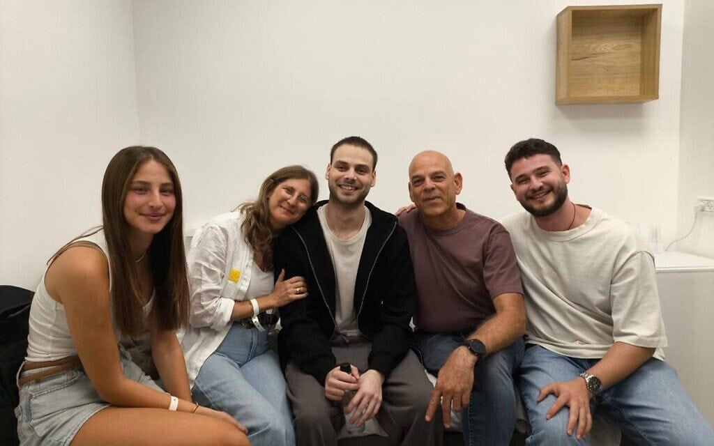 אלון אהל עם משפחתו לאחר השחרור מהשבי, 13 באוקטובר 2025 אלון אהל עם משפחתו לאחר השחרור מהשבי, 13 באוקטובר 2025