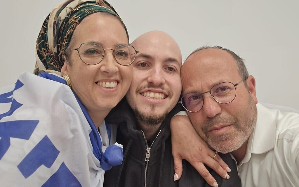 תמונה ראשונה של החטוף איתן מור עם הוריו במתחם הקליטה ברעים, 13 באוקטובר 2025 תמונה ראשונה של החטוף איתן מור עם הוריו במתחם הקליטה ברעים, 13 באוקטובר 2025