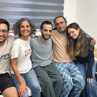נמרוד כהן עם משפחתו לאחר השחרור מהשבי, 13 באוקטובר 2025 (צילום: דובר צה"ל) נמרוד כהן עם משפחתו לאחר השחרור מהשבי, 13 באוקטובר 2025 (צילום: דובר צה"ל)