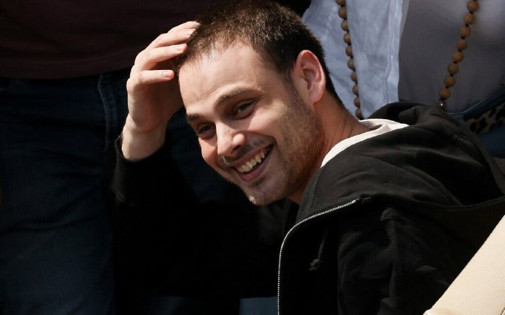 אלון אהל מגיע לבית החולים לאחר שחרורו מהשבי, 13 באוקטובר 2025 אלון אהל מגיע לבית החולים לאחר שחרורו מהשבי, 13 באוקטובר 2025