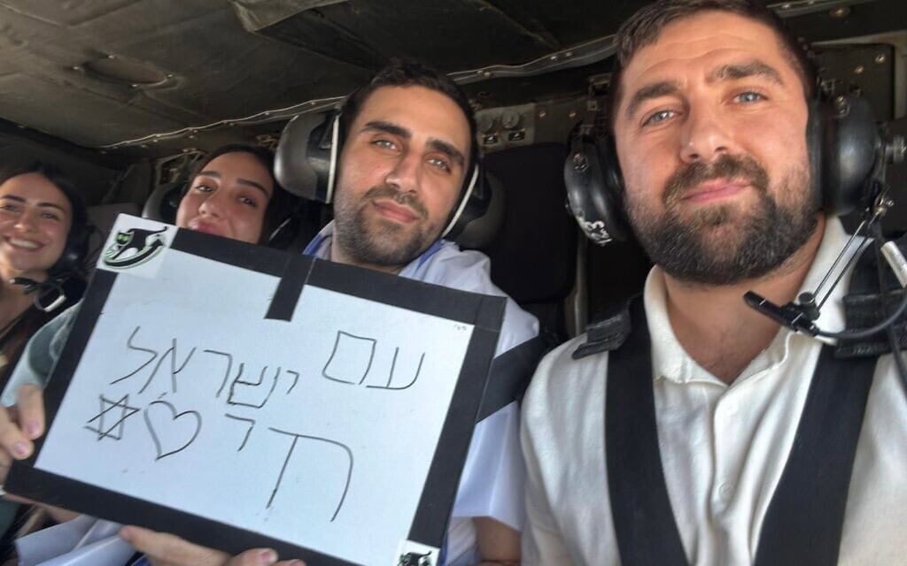 שורד השבי שגב כלפון בדרכו לבית החולים לאחר שחרורו משבי חמאס, 13 באוקטובר 2025 (צילום: באדיבות המשפחה) שורד השבי שגב כלפון בדרכו לבית החולים לאחר שחרורו משבי חמאס, 13 באוקטובר 2025 (צילום: באדיבות המשפחה)