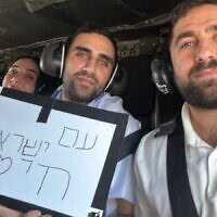 שורד השבי שגב כלפון בדרכו לבית החולים לאחר שחרורו משבי חמאס, 13 באוקטובר 2025 (צילום: באדיבות המשפחה) שורד השבי שגב כלפון בדרכו לבית החולים לאחר שחרורו משבי חמאס, 13 באוקטובר 2025 (צילום: באדיבות המשפחה)
