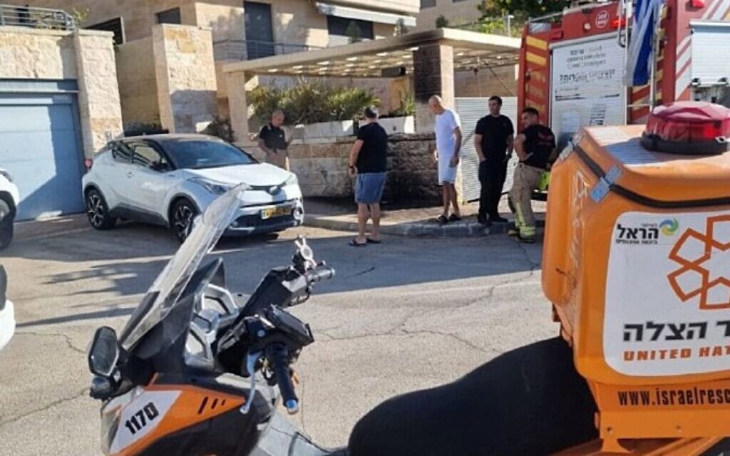 זירת האירוע בו שוטר לשעבר הצית את עצמו מול בית בכיר במשרד הביטחון, 31 באוקטובר 2025 (צילום: איחוד הצלה) זירת האירוע בו שוטר לשעבר הצית את עצמו מול בית בכיר במשרד הביטחון, 31 באוקטובר 2025 (צילום: איחוד הצלה)