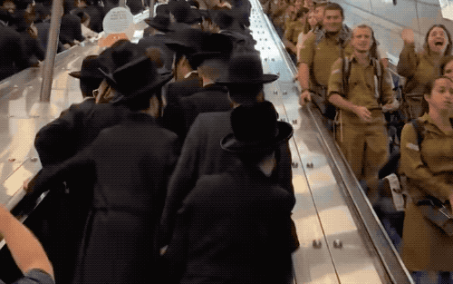 חרדים מגיעים להפגנה בירושלים בתחנת הרכבת נבון בעוד חיילים שמסיימים את השבוע עוזבים את העיר, 30 באוקטובר 2025 (צילום: יהונתן כהן ברשת X)