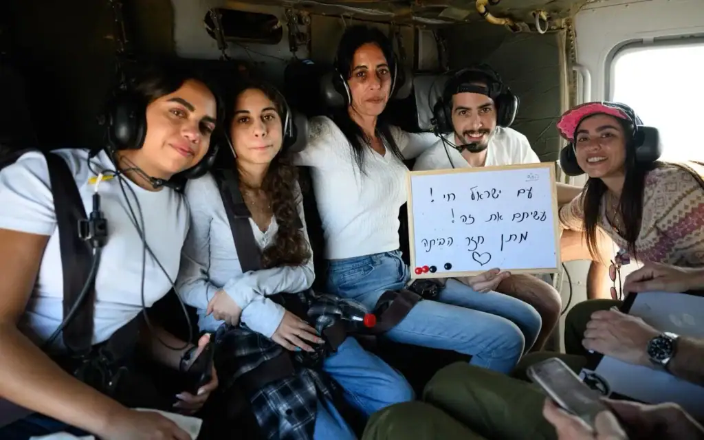 שורד השבי מתן צנגאוקר עם משפחתו במסוק המוביל אותו לבית החולים לאחר שחרורו משבי חמאס, 13 באוקטובר 2025 (צילום: דובר צה"ל) שורד השבי מתן צנגאוקר עם משפחתו במסוק המוביל אותו לבית החולים לאחר שחרורו משבי חמאס, 13 באוקטובר 2025 (צילום: דובר צה"ל)