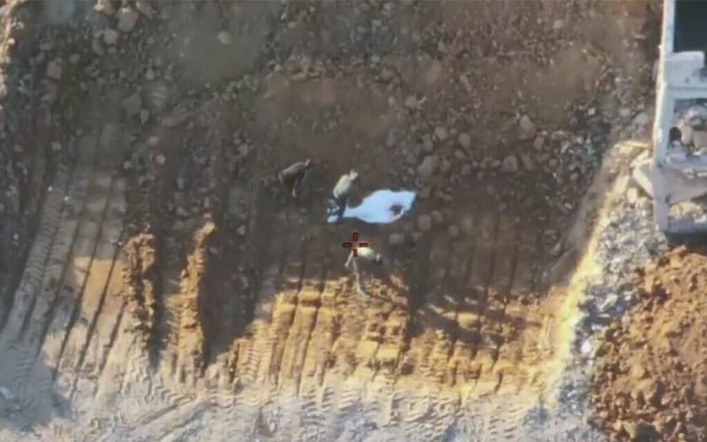 שרידים של חטוף ישראלי שחמאס לכאורה הטמין בקרקע כדי לביים את מציאתם, 27 באוקטובר 2025 (צילום: מתוך סרטון שצה"ל צילם) שרידים של חטוף ישראלי שחמאס לכאורה הטמין בקרקע כדי לביים את מציאתם, 27 באוקטובר 2025 (צילום: מתוך סרטון שצה"ל צילם)