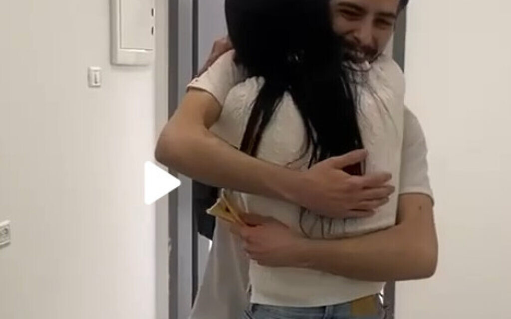 החיבוק הראשון של שורד השבי מתן צנגאוקר ואימו עינב לאחר ששוחרר מהשבי, 13 באוקטובר 2025 החיבוק הראשון של שורד השבי מתן צנגאוקר ואימו עינב לאחר ששוחרר מהשבי, 13 באוקטובר 2025