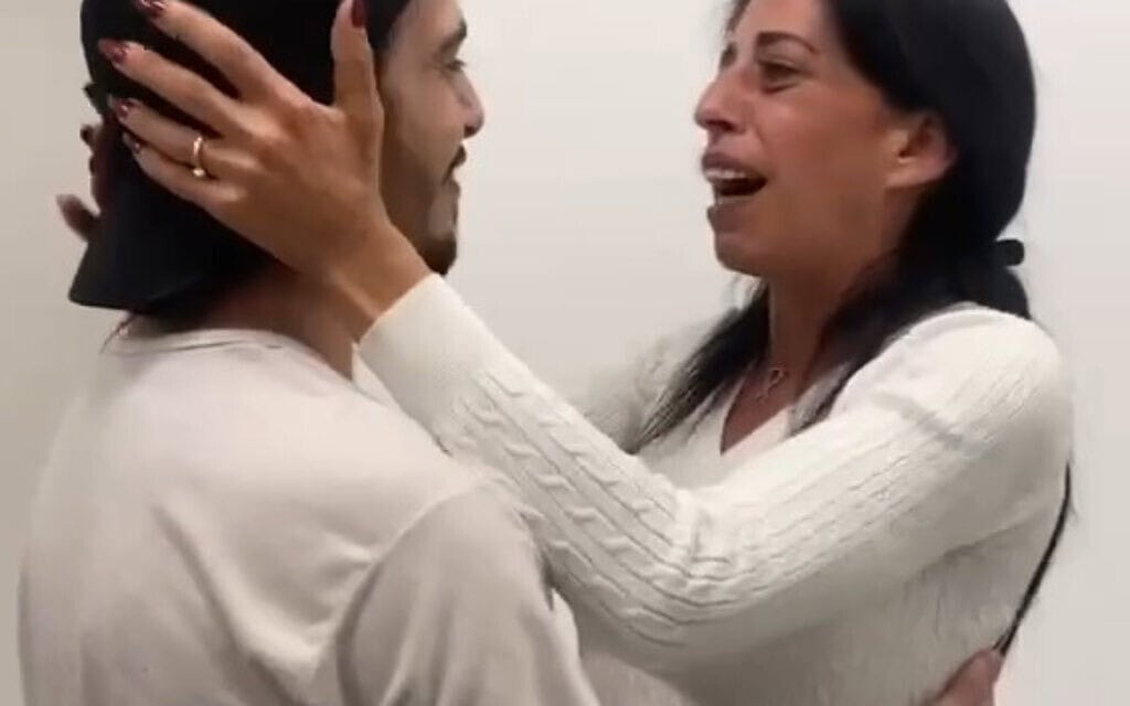 החיבוק הראשון של שורד השבי מתן צנגאוקר ואימו עינב לאחר ששוחרר מהשבי, 13 באוקטובר 2025 החיבוק הראשון של שורד השבי מתן צנגאוקר ואימו עינב לאחר ששוחרר מהשבי, 13 באוקטובר 2025