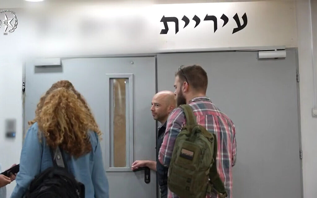 מעצרים בפרשת השחיתות בהסתדרות המכונה "יד לוחצת יד", 3 בנובמבר 2025 (צילום: צילום מסך דוברות המשטרה) מעצרים בפרשת השחיתות בהסתדרות המכונה "יד לוחצת יד", 3 בנובמבר 2025 (צילום: צילום מסך דוברות המשטרה)