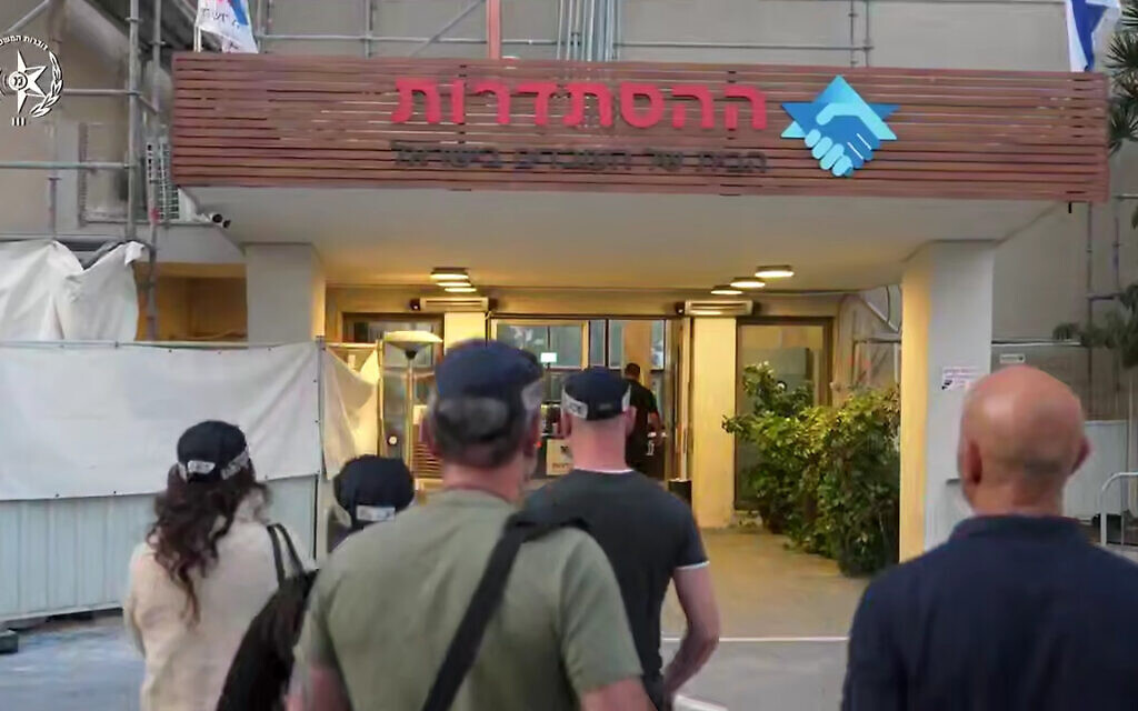 מעצרים בפרשת השחיתות בהסתדרות המכונה "יד רוחצת יד", 3 בנובמבר 2025 (צילום: צילום מסך דוברות המשטרה) מעצרים בפרשת השחיתות בהסתדרות המכונה "יד רוחצת יד", 3 בנובמבר 2025 (צילום: צילום מסך דוברות המשטרה)