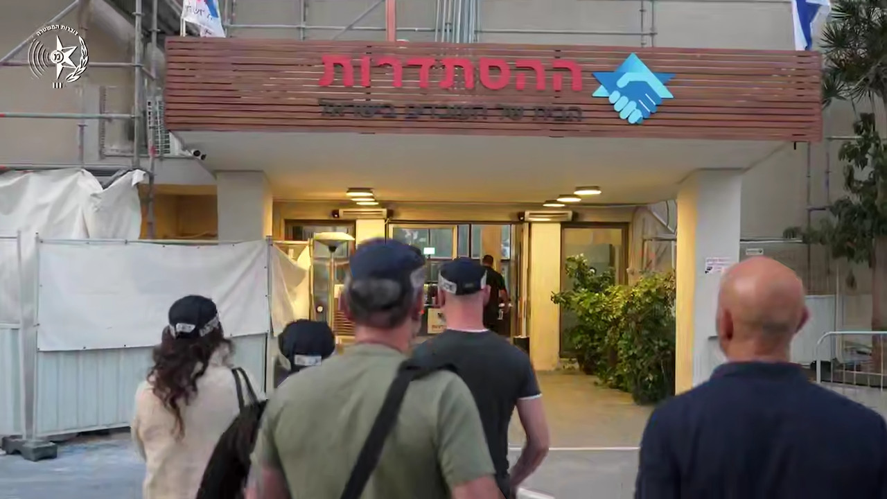 מעצרים בפרשת השחיתות בהסתדרות המכונה "יד רוחצת יד", 3 בנובמבר 2025 (צילום: צילום מסך דוברות המשטרה) מעצרים בפרשת השחיתות בהסתדרות המכונה "יד רוחצת יד", 3 בנובמבר 2025 (צילום: צילום מסך דוברות המשטרה)