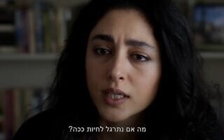 מתוך הסרט "לקרוא את לוליטה בטהרן" של ערן ריקליס (צילום: צילום מסך מהסרט "לקרוא את לוליטה בטהרן") מתוך הסרט "לקרוא את לוליטה בטהרן" של ערן ריקליס (צילום: צילום מסך מהסרט "לקרוא את לוליטה בטהרן")