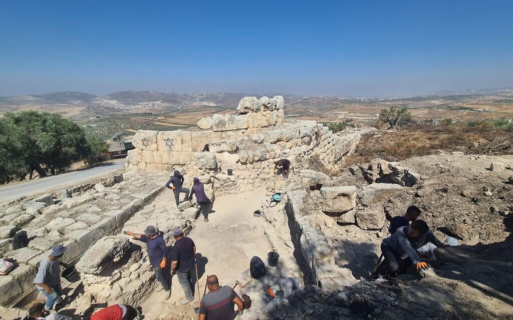 חפירה ארכיאולוגית של קמ"ט ארכיאולוגיה בסבסטיה, יוני 2025 (צילום: אורי ארליך) חפירה ארכיאולוגית של קמ"ט ארכיאולוגיה בסבסטיה, יוני 2025 (צילום: אורי ארליך)