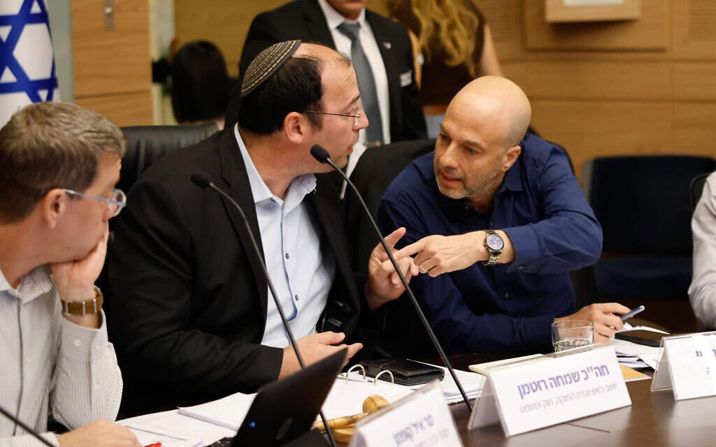 יו"ר ועדת החוקה שמחה רוטמן מתקוטט עם היועץ המשפטי של הוועדה גור בליי בדיון על הצעת החוק לפיצול תפקיד היועמ"ש, 24 בנובמבר 2025 (צילום: נועם מושקוביץ, דוברות הכנסת) יו"ר ועדת החוקה שמחה רוטמן מתקוטט עם היועץ המשפטי של הוועדה גור בליי בדיון על הצעת החוק לפיצול תפקיד היועמ"ש, 24 בנובמבר 2025 (צילום: נועם מושקוביץ, דוברות הכנסת)