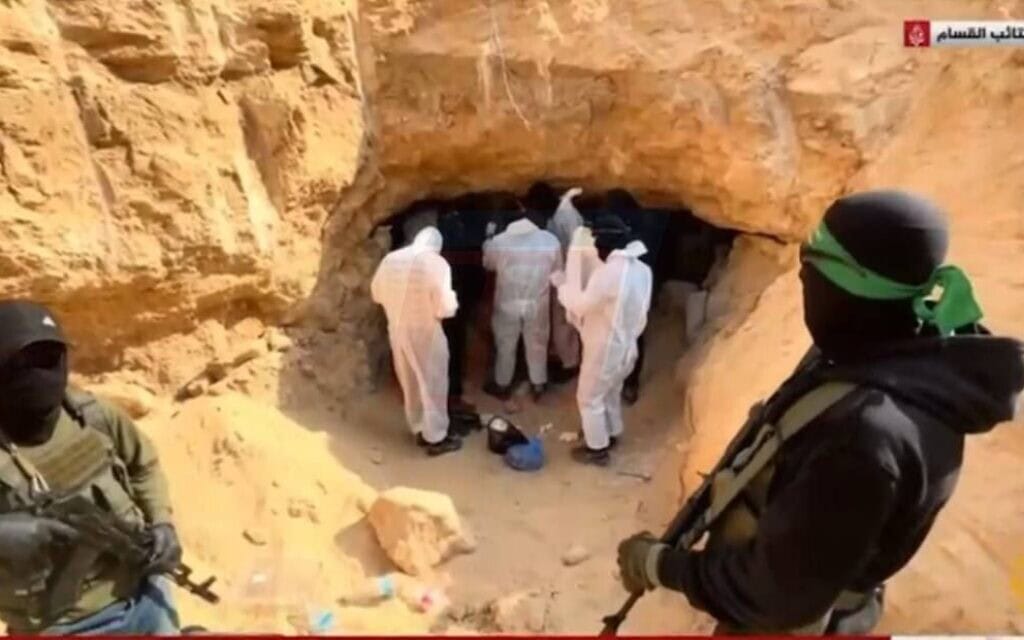 חמאס איתר חלל חטוף ברפיח, 8 בנובמבר 2025 (צילום: צילום מסך אל ג'זירה) חמאס איתר חלל חטוף ברפיח, 8 בנובמבר 2025 (צילום: צילום מסך אל ג'זירה)