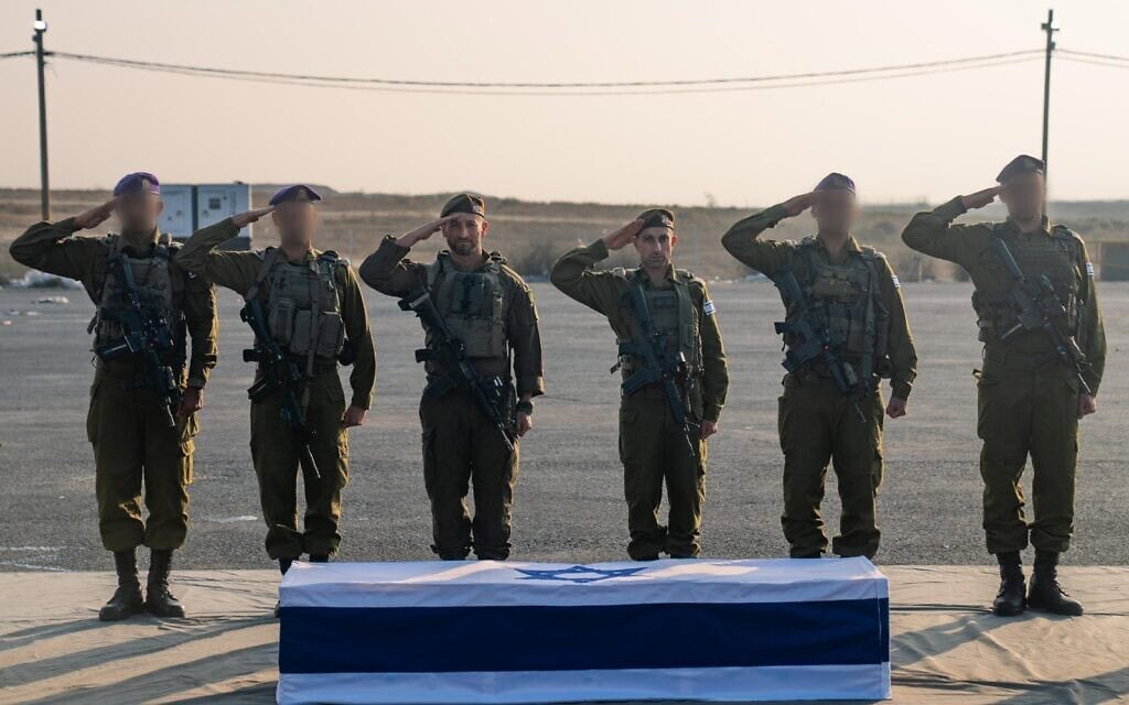 חיילי צה"ל מצדיעים לפני ארון החלל החטוף סגן הדר גולדין, לאחר שהוחזר מידי חמאס, בטקס שנערך ברצועת עזה, 9 בנובמבר 2025 (צילום: דובר צה"ל) חיילי צה"ל מצדיעים לפני ארון החלל החטוף סגן הדר גולדין, לאחר שהוחזר מידי חמאס, בטקס שנערך ברצועת עזה, 9 בנובמבר 2025 (צילום: דובר צה"ל)
