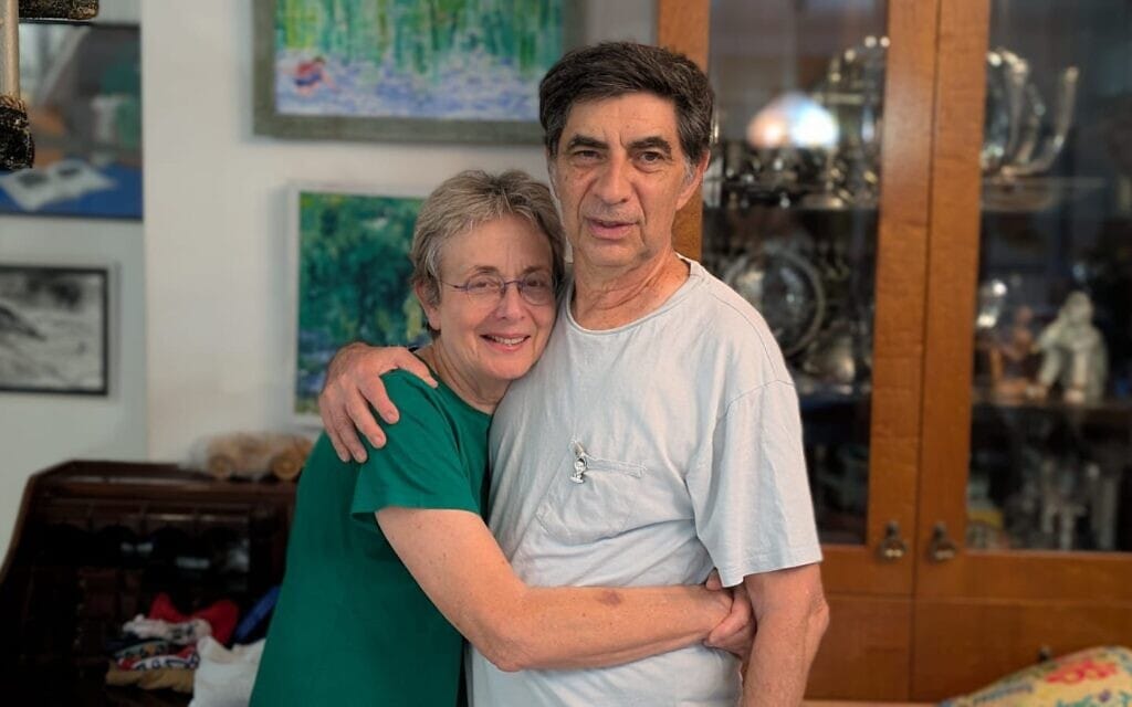 לאה ושמחה גולדין עם קבלת ההודעה על שובו וזיהויו הרשמי של בנם, סגן הדר גולדין, 9 בנובמבר 2025 (צילום: בן גוטמן) לאה ושמחה גולדין עם קבלת ההודעה על שובו וזיהויו הרשמי של בנם, סגן הדר גולדין, 9 בנובמבר 2025 (צילום: בן גוטמן)