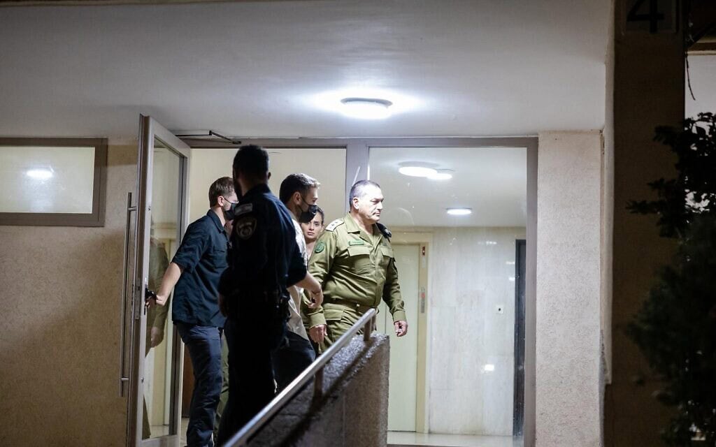הרמטכ"ל אייל זמיר תועד כשהוא יוצא מבית הוריו של החלל החטוף הדר גולדין, 8 בנובמבר 2025 (צילום: אלון גלבוע) הרמטכ"ל אייל זמיר תועד כשהוא יוצא מבית הוריו של החלל החטוף הדר גולדין, 8 בנובמבר 2025 (צילום: אלון גלבוע)