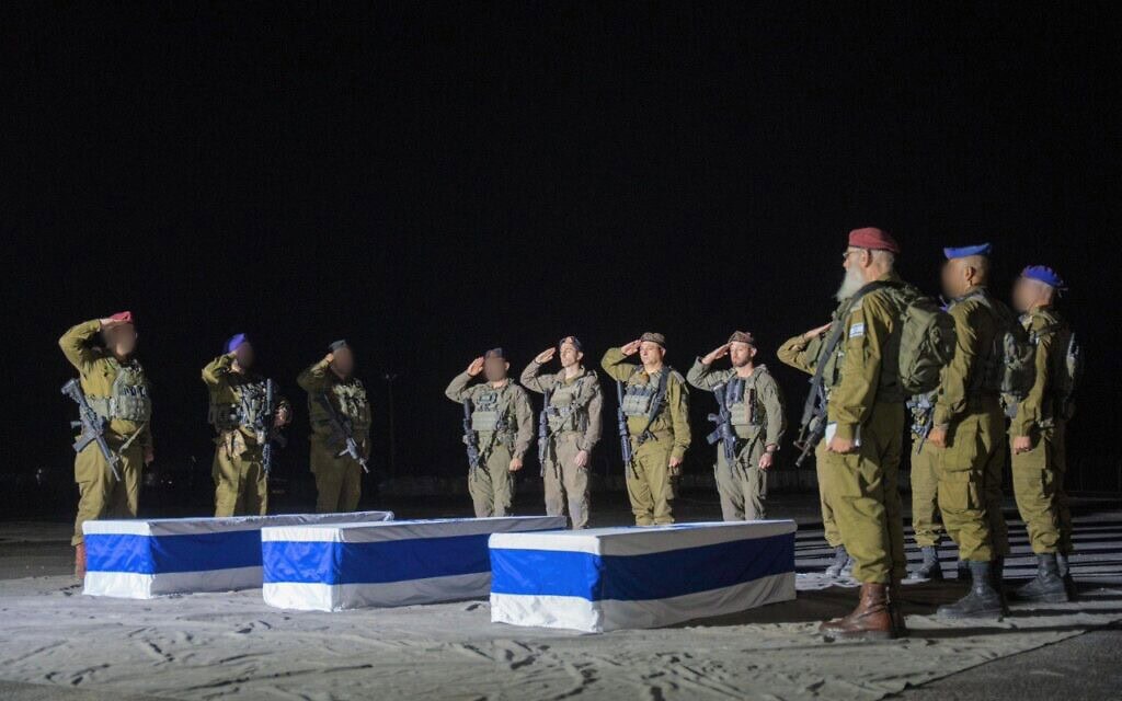 חיילי צה״ל מצדיעים לארונות שלושת החטופים, עומר נאוטרה, אסף חממי ועוז דניאל, שהתקבלו מחמאס, 2 בנובמבר 2025 (צילום: דובר צה״ל) חיילי צה״ל מצדיעים לארונות שלושת החטופים, עומר נאוטרה, אסף חממי ועוז דניאל, שהתקבלו מחמאס, 2 בנובמבר 2025 (צילום: דובר צה״ל)