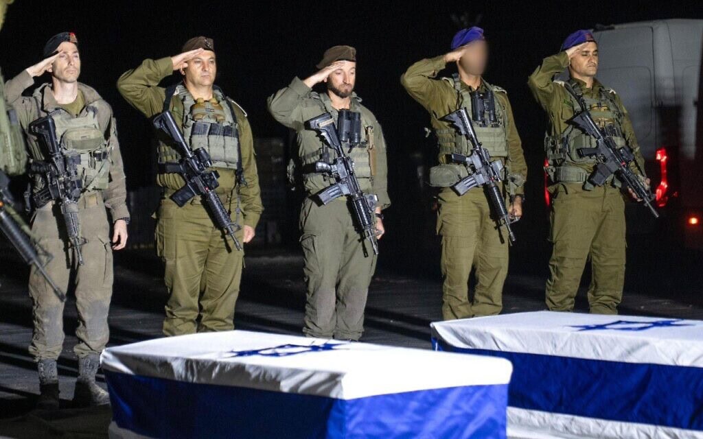 חיילי צה״ל מצדיעים לארונות שלושת החטופים, עומר נאוטרה, אסף חממי ועוז דניאל שהתקבלו מחמאס. 2 בנובמבר 2025 (צילום: דובר צה״ל) חיילי צה״ל מצדיעים לארונות שלושת החטופים, עומר נאוטרה, אסף חממי ועוז דניאל שהתקבלו מחמאס. 2 בנובמבר 2025 (צילום: דובר צה״ל)