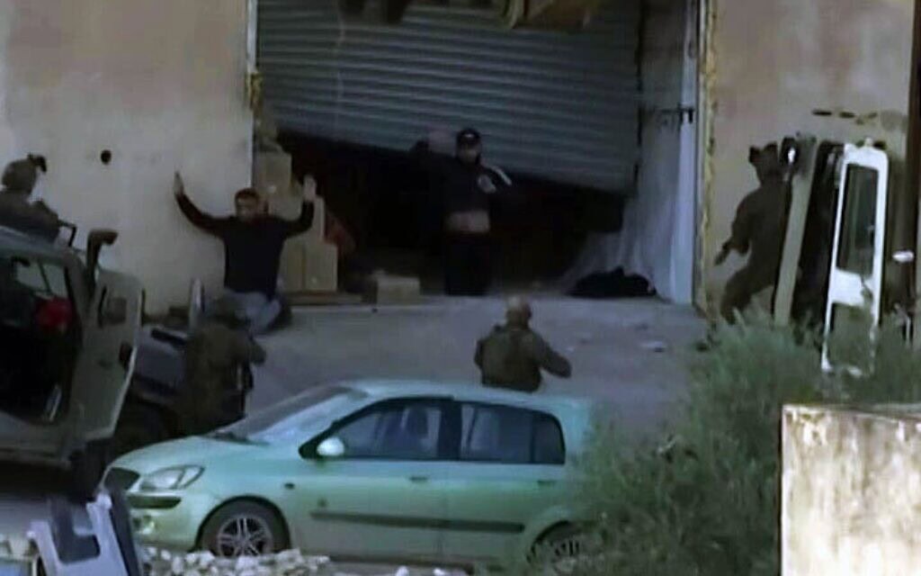 שני פלסטינים החשודים בטרור נראים לכאורה כשהם נכנעים לכוחות צה"ל בעיר ג'נין, לפני שנורו למוות, 27 בנובמבר 2025 (צילום: צילום מסך מרשת טוויטר, שימוש לפי סעיף 27א') שני פלסטינים החשודים בטרור נראים לכאורה כשהם נכנעים לכוחות צה"ל בעיר ג'נין, לפני שנורו למוות, 27 בנובמבר 2025 (צילום: צילום מסך מרשת טוויטר, שימוש לפי סעיף 27א')