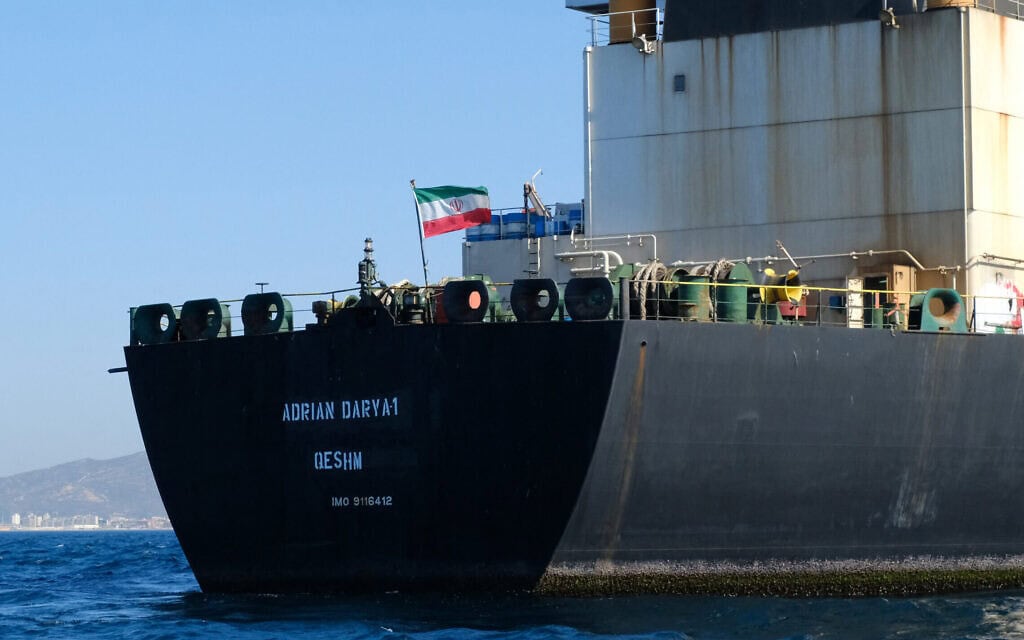 דגל איראן מתנופף על סיפון מכלית הנפט "אדריאן דריה", מול חופי גיברלטר, 18 באוגוסט 2019 (צילום: Johnny BUGEJA / AFP) דגל איראן מתנופף על סיפון מכלית הנפט "אדריאן דריה", מול חופי גיברלטר, 18 באוגוסט 2019 (צילום: Johnny BUGEJA / AFP)