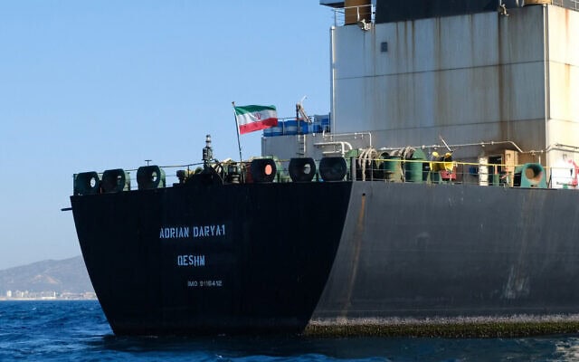 דגל איראן מתנופף על סיפון מכלית הנפט "אדריאן דריה", מול חופי גיברלטר, 18 באוגוסט 2019 (צילום: Johnny BUGEJA / AFP) דגל איראן מתנופף על סיפון מכלית הנפט "אדריאן דריה", מול חופי גיברלטר, 18 באוגוסט 2019 (צילום: Johnny BUGEJA / AFP)