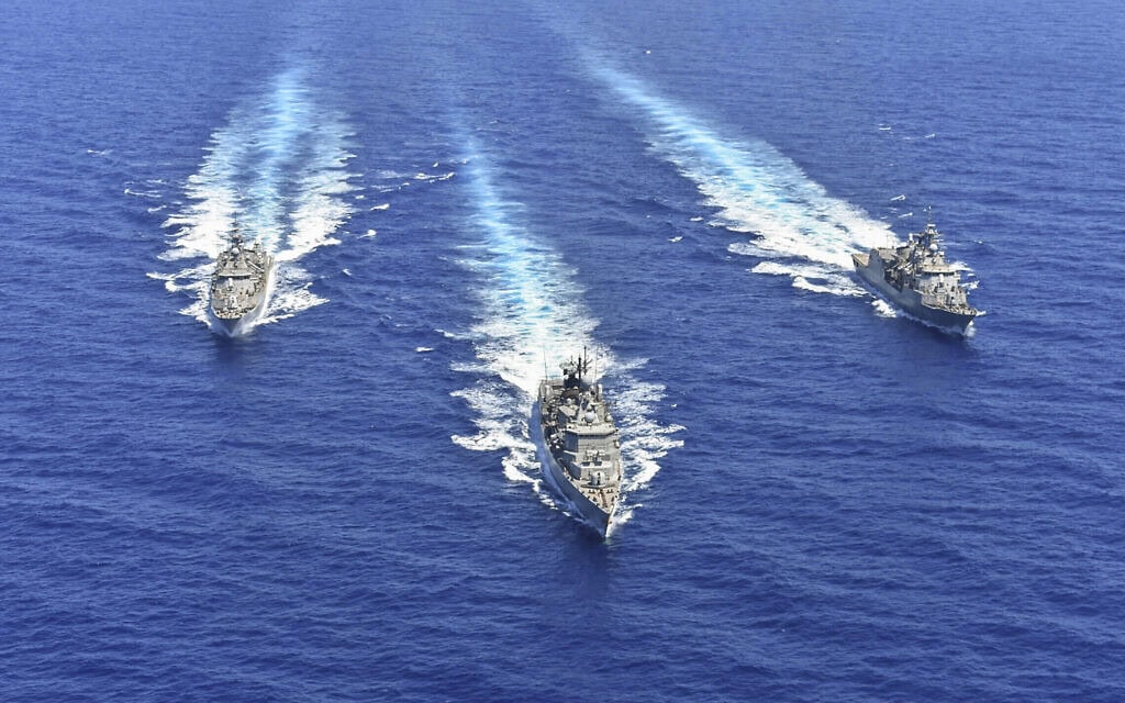 כלי שיט של הצי היווני המשתתפים בתרגיל צבאי במזרח הים התיכון, 25 באוגוסט 2020 (צילום: Handout / GREEK DEFENCE MINISTRY / AFP) כלי שיט של הצי היווני המשתתפים בתרגיל צבאי במזרח הים התיכון, 25 באוגוסט 2020 (צילום: Handout / GREEK DEFENCE MINISTRY / AFP)