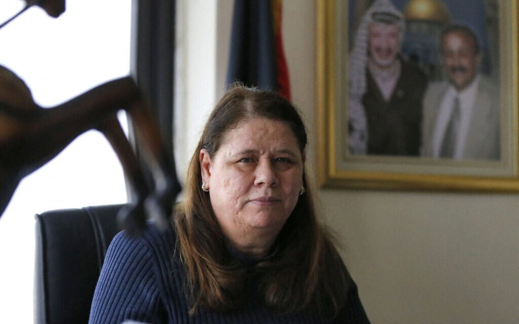 פדווא ברגותי, אשתו של מרואן ברגותי, במשרדה ברמאללה, מרץ 2021 (צילום: ABBAS MOMANI / AFP) פדווא ברגותי, אשתו של מרואן ברגותי, במשרדה ברמאללה, מרץ 2021 (צילום: ABBAS MOMANI / AFP)