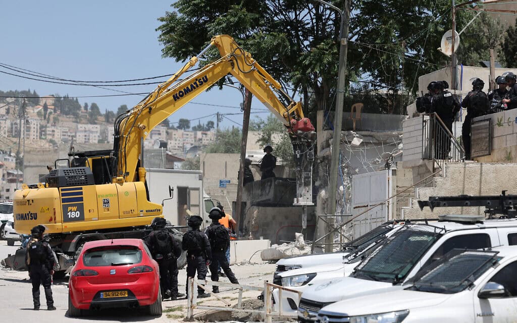 כוחות הביטחון הורסים בית שנבנה ללא היתר בשכונת ג'בל מוכאבר שבמזרח ירושלים, 10 במאי 2023 (צילום: AHMAD GHARABLI / AFP) כוחות הביטחון הורסים בית שנבנה ללא היתר בשכונת ג'בל מוכאבר שבמזרח ירושלים, 10 במאי 2023 (צילום: AHMAD GHARABLI / AFP)