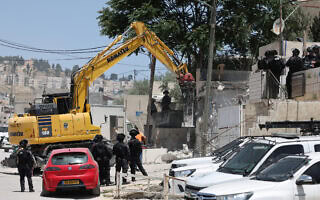כוחות הביטחון הורסים בית שנבנה ללא היתר בשכונת ג'בל מוכאבר שבמזרח ירושלים, 10 במאי 2023 (צילום: AHMAD GHARABLI / AFP) כוחות הביטחון הורסים בית שנבנה ללא היתר בשכונת ג'בל מוכאבר שבמזרח ירושלים, 10 במאי 2023 (צילום: AHMAD GHARABLI / AFP)
