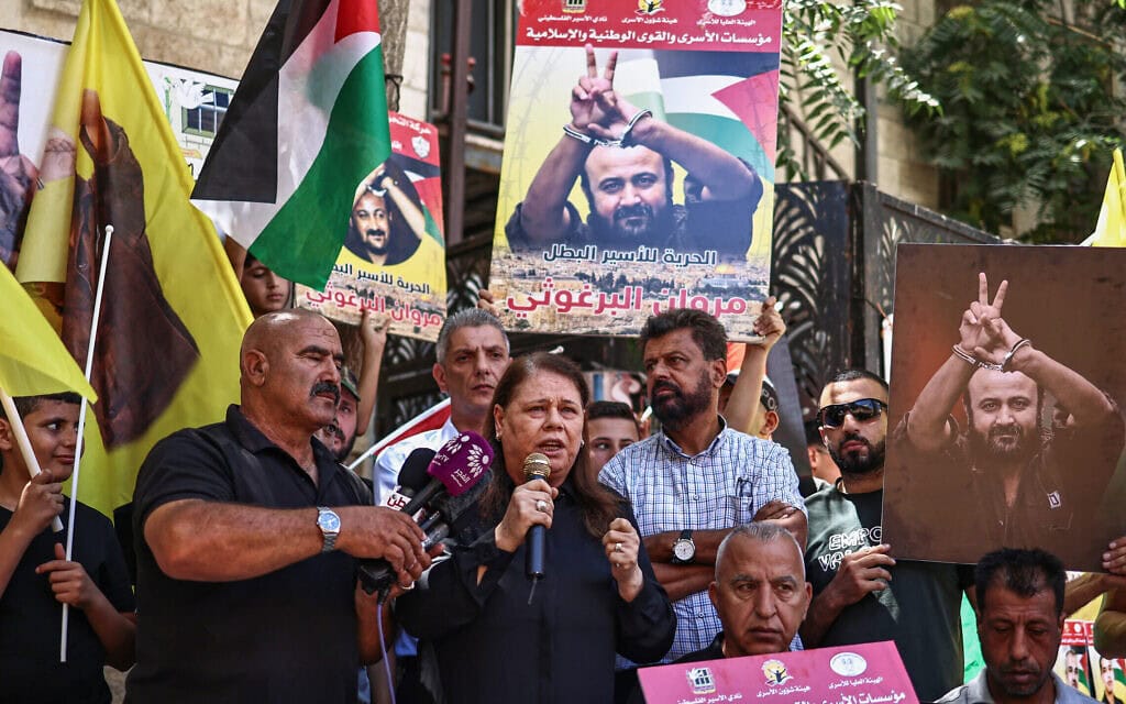 פדווא ברגותי, אשתו של מרואן ברגותי, נואמת בעצרת תמיכה בשחרורו ברמאללה, 19 באוגוסט 2025 (צילום: Zain JAAFAR / AFP)