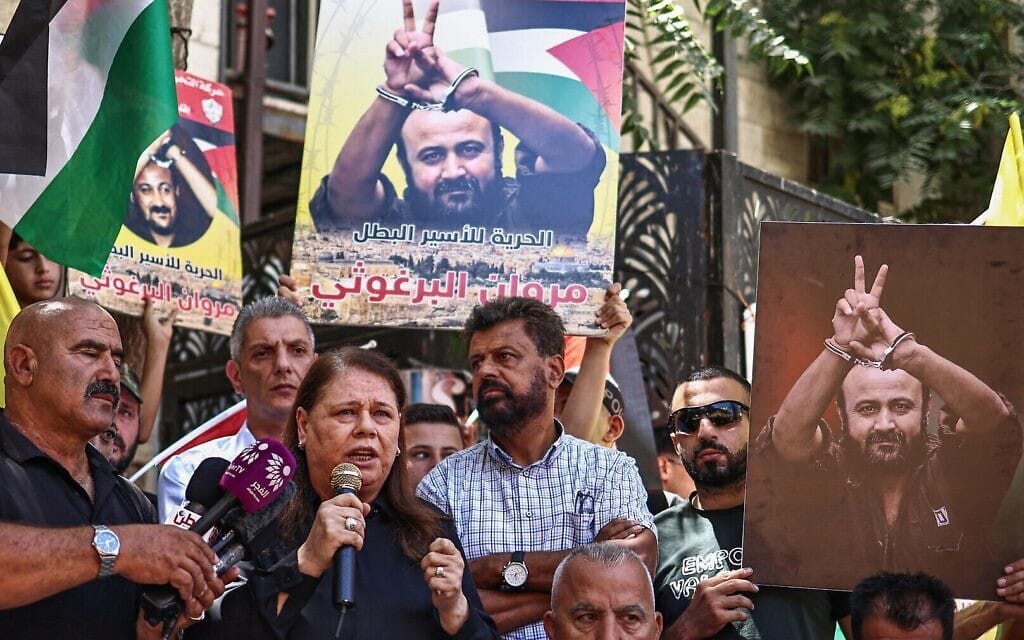 פדווא ברגותי, אשתו של בכיר תנועת פתח מרואן ברגותי, העציר הביטחוני הבכיר ביותר בישראל, נואמת בעצרת תמיכה בו ברמאללה ב־19 באוגוסט 2025 (צילום: Zain JAAFAR / AFP) פדווא ברגותי, אשתו של בכיר תנועת פתח מרואן ברגותי, העציר הביטחוני הבכיר ביותר בישראל, נואמת בעצרת תמיכה בו ברמאללה ב־19 באוגוסט 2025 (צילום: Zain JAAFAR / AFP)