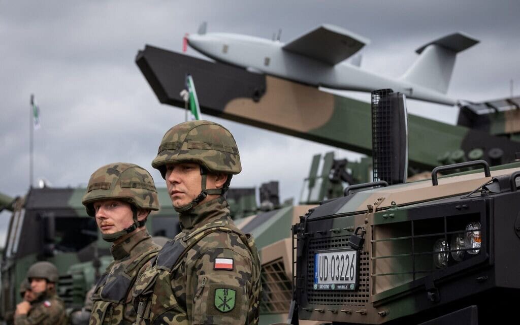 חיילי צבא פולין בתרגיל של נאט"ו, 17 בספטמבר 2025 (צילום: Wojtek RADWANSKI / AFP)