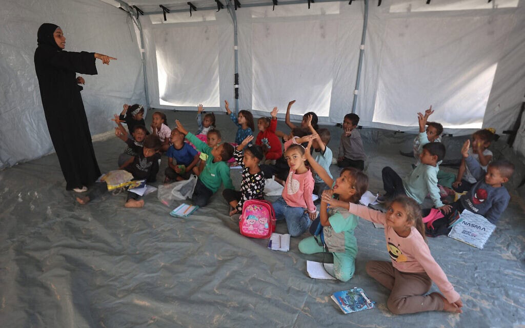 תלמידים פלסטינים בכיתה שהוקמה בתמיכת יוניצ"ף במחנה פליטים באזור חאן יונס, 7 באוקטובר 2025 (צילום: Omar AL-QATTAA / AFP) תלמידים פלסטינים בכיתה שהוקמה בתמיכת יוניצ"ף במחנה פליטים באזור חאן יונס, 7 באוקטובר 2025 (צילום: Omar AL-QATTAA / AFP)