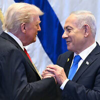 ראש הממשלה בנימין נתניהו ונשיא ארה"ב דונלד טראמפ אוחזים ידיים במשכן הכנסת בירושלים, 13 באוקטובר 2025