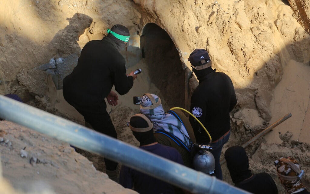 אנשי חמאס מחפשים גופות במנהרות בעזה, 28 באוקטובר 2025 (צילום: Bashar TALEB / AFP) אנשי חמאס מחפשים גופות במנהרות בעזה, 28 באוקטובר 2025 (צילום: Bashar TALEB / AFP)
