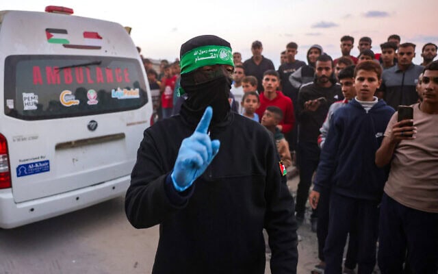 אנשי חמאס מובילים גופות שנמצאו במנהרות בעזה, 28 באוקטובר 2025 (צילום: Bashar TALEB / AFP) אנשי חמאס מובילים גופות שנמצאו במנהרות בעזה, 28 באוקטובר 2025 (צילום: Bashar TALEB / AFP)