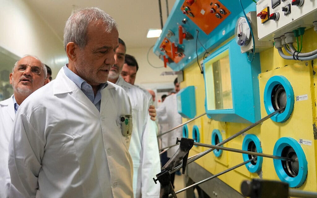 בתמונה זו, שפורסמה על ידי הארגון לאנרגיה אטומית של איראן ב־2 בנובמבר 2025, נראה נשיא איראן מסעוד פזשכיאן במהלך ביקורו במתקן של הארגון בטהרן (צילום: Handout / Iranian Atomic Organization (IAEO) / AFP) בתמונה זו, שפורסמה על ידי הארגון לאנרגיה אטומית של איראן ב־2 בנובמבר 2025, נראה נשיא איראן מסעוד פזשכיאן במהלך ביקורו במתקן של הארגון בטהרן (צילום: Handout / Iranian Atomic Organization (IAEO) / AFP)