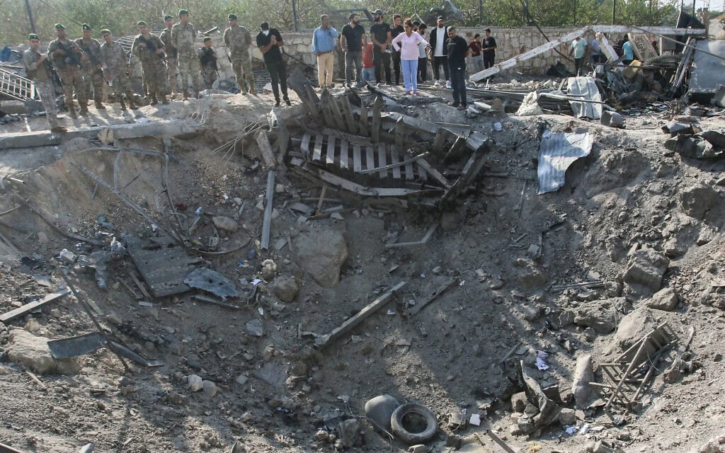 חיילים לבנונים ותושבים מקומיים באתר ביישוב טורה בדרום לבנון, שהותקף על ידי ישראל, 6 בנובמבר 2025 (צילום: MAHMOUD ZAYYAT / AFP) חיילים לבנונים ותושבים מקומיים באתר ביישוב טורה בדרום לבנון, שהותקף על ידי ישראל, 6 בנובמבר 2025 (צילום: MAHMOUD ZAYYAT / AFP)
