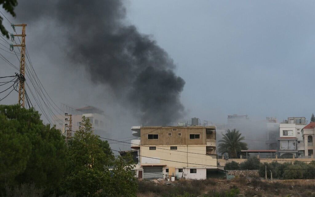 עשן מיתמר ממוקד תקיפה ישראלית בכפר טיר דבא שבדרום לבנון, 6 בנובמבר 2025 (צילום: MAHMOUD ZAYYAT / AFP) עשן מיתמר ממוקד תקיפה ישראלית בכפר טיר דבא שבדרום לבנון, 6 בנובמבר 2025 (צילום: MAHMOUD ZAYYAT / AFP)