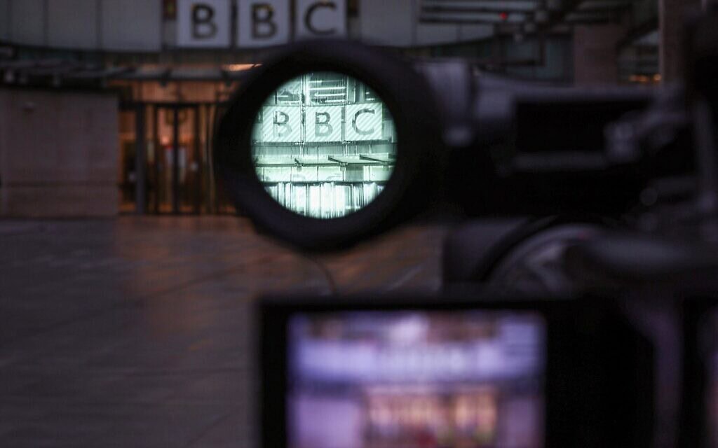 הכניסה ל"בי־בי־סי" בלונדון, ב־10 בנובמבר 2025 (צילום: HENRY NICHOLLS / AFP) הכניסה ל"בי־בי־סי" בלונדון, ב־10 בנובמבר 2025 (צילום: HENRY NICHOLLS / AFP)