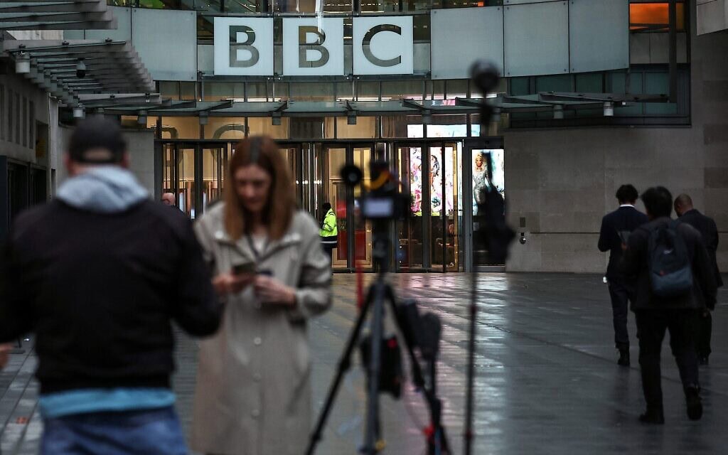 בניין ה־BBC בלונדון, בריטניה, נובמבר 2025 (צילום: HENRY NICHOLLS / AFP) בניין ה־BBC בלונדון, בריטניה, נובמבר 2025 (צילום: HENRY NICHOLLS / AFP)