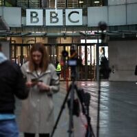 בניין ה־BBC בלונדון, בריטניה, נובמבר 2025 (צילום: HENRY NICHOLLS / AFP) בניין ה־BBC בלונדון, בריטניה, נובמבר 2025 (צילום: HENRY NICHOLLS / AFP)