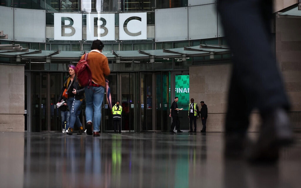 בניין ה-BBC בלונדון, בריטניה, נובמבר 2025 (צילום: HENRY NICHOLLS / AFP) בניין ה-BBC בלונדון, בריטניה, נובמבר 2025 (צילום: HENRY NICHOLLS / AFP)