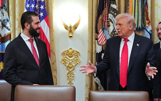 נשיא סוריה אחמד א־שרע בפגישתו עם דונלד טראמפ בבית הלבן בוושינגטון, 10 בנובמבר 2025 (צילום: Handout / SANA / AFP) נשיא סוריה אחמד א־שרע בפגישתו עם דונלד טראמפ בבית הלבן בוושינגטון, 10 בנובמבר 2025 (צילום: Handout / SANA / AFP)