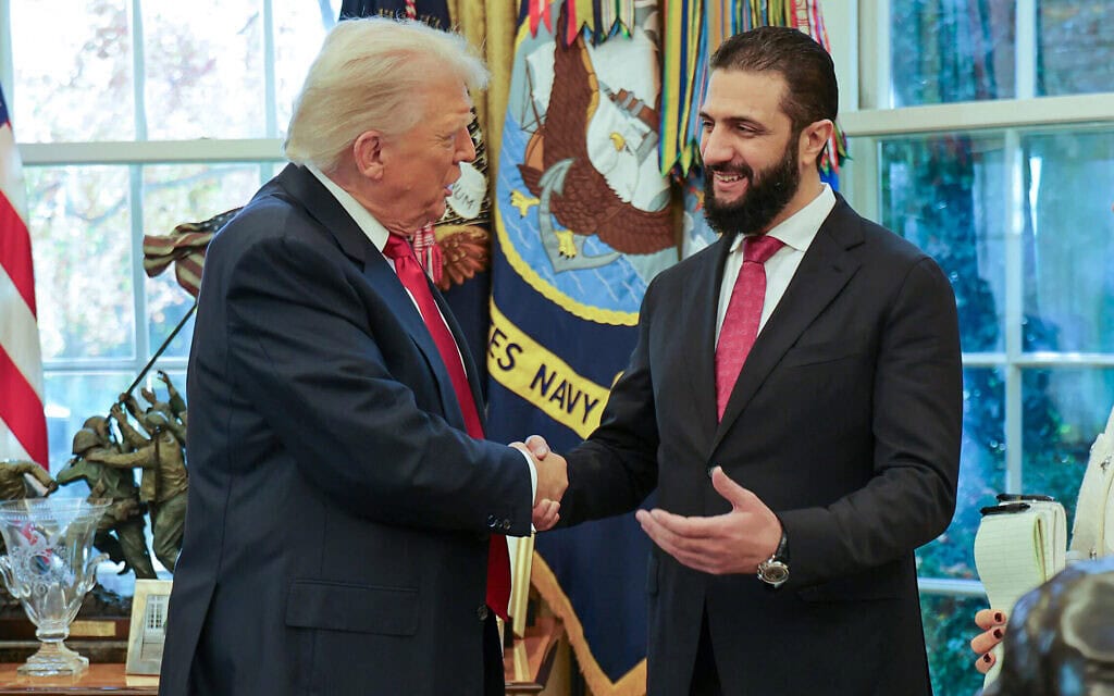 נשיא סוריה אחמד א־שרע בפגישתו עם דונלד טראמפ בבית הלבן בוושינגטון, 10 בנובמבר 2025 (צילום: Handout / SANA / AFP) נשיא סוריה אחמד א־שרע בפגישתו עם דונלד טראמפ בבית הלבן בוושינגטון, 10 בנובמבר 2025 (צילום: Handout / SANA / AFP)