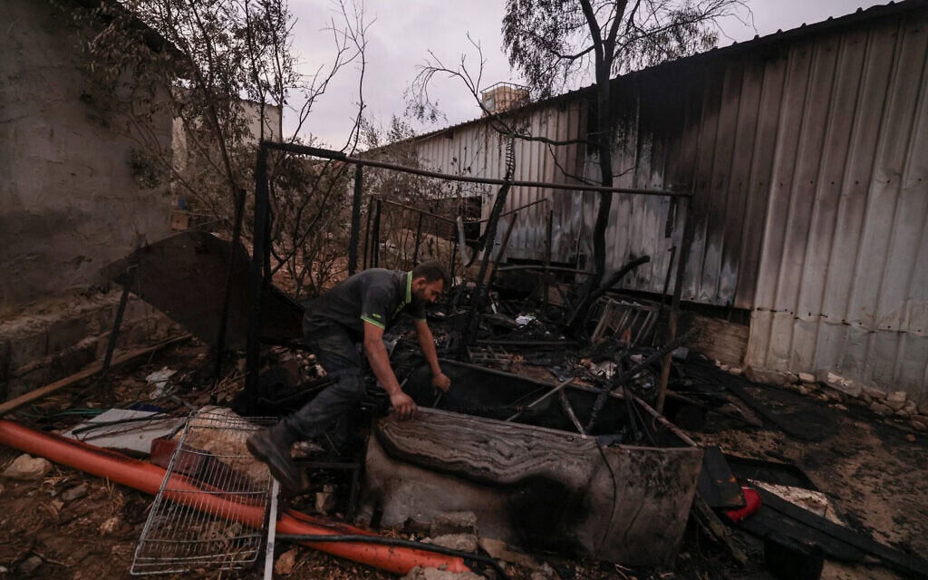 פלסטינים בוחנים את ההרס שנגרם מטרור המתנחלים בגדה, 12 בנובמבר 2025 (צילום: JAAFAR ASHTIYEH / AFP) פלסטינים בוחנים את ההרס שנגרם מטרור המתנחלים בגדה, 12 בנובמבר 2025 (צילום: JAAFAR ASHTIYEH / AFP)