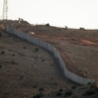 חומה מבטון שבנתה ישראל מדרום לקו הכחול בין אביבים לג'אל א־דיר, כפי שצולמה ממארון א־ראס שבדרום לבנון, ב־12 בנובמבר 2025 (צילום: Rabih DAHER / AFP) חומה מבטון שבנתה ישראל מדרום לקו הכחול בין אביבים לג'אל א־דיר, כפי שצולמה ממארון א־ראס שבדרום לבנון, ב־12 בנובמבר 2025 (צילום: Rabih DAHER / AFP)